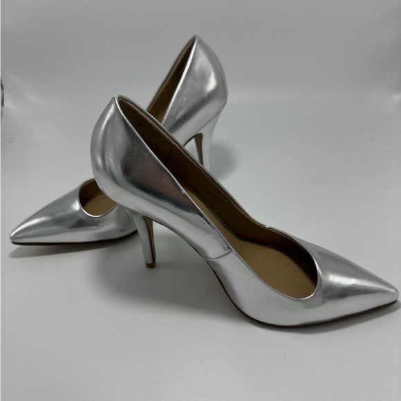 Apt. 9 Women’s Silver Pointed Toe Pump - Picture 2 of 5